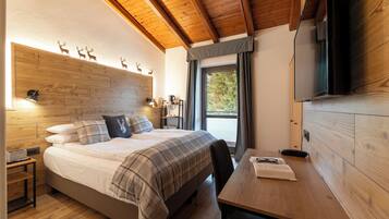 Superior Double Room | In-room safe, desk, free WiFi, bed sheets