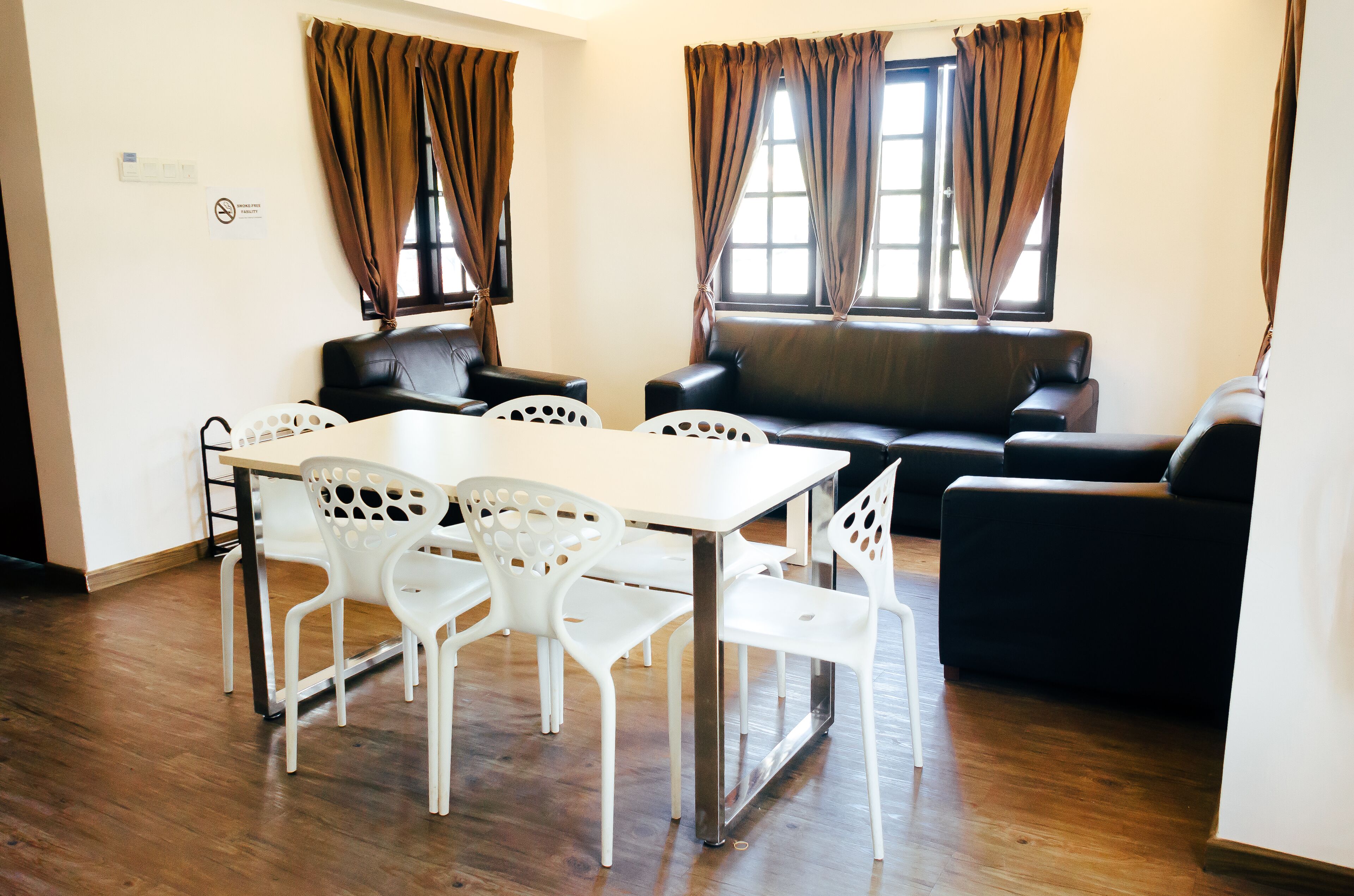 Standard Twin Room, Private Bathroom | Makan dalam bilik