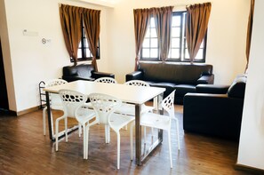 Habitación estándar con 2 camas individuales, baño privado | Servicio a la habitación