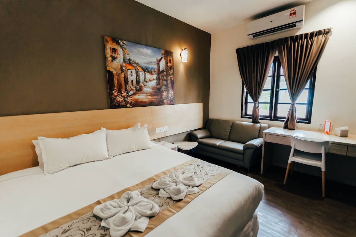 Executive Suite with Private Bathroom | Desk, blackout drapes, soundproofing, iron/ironing board