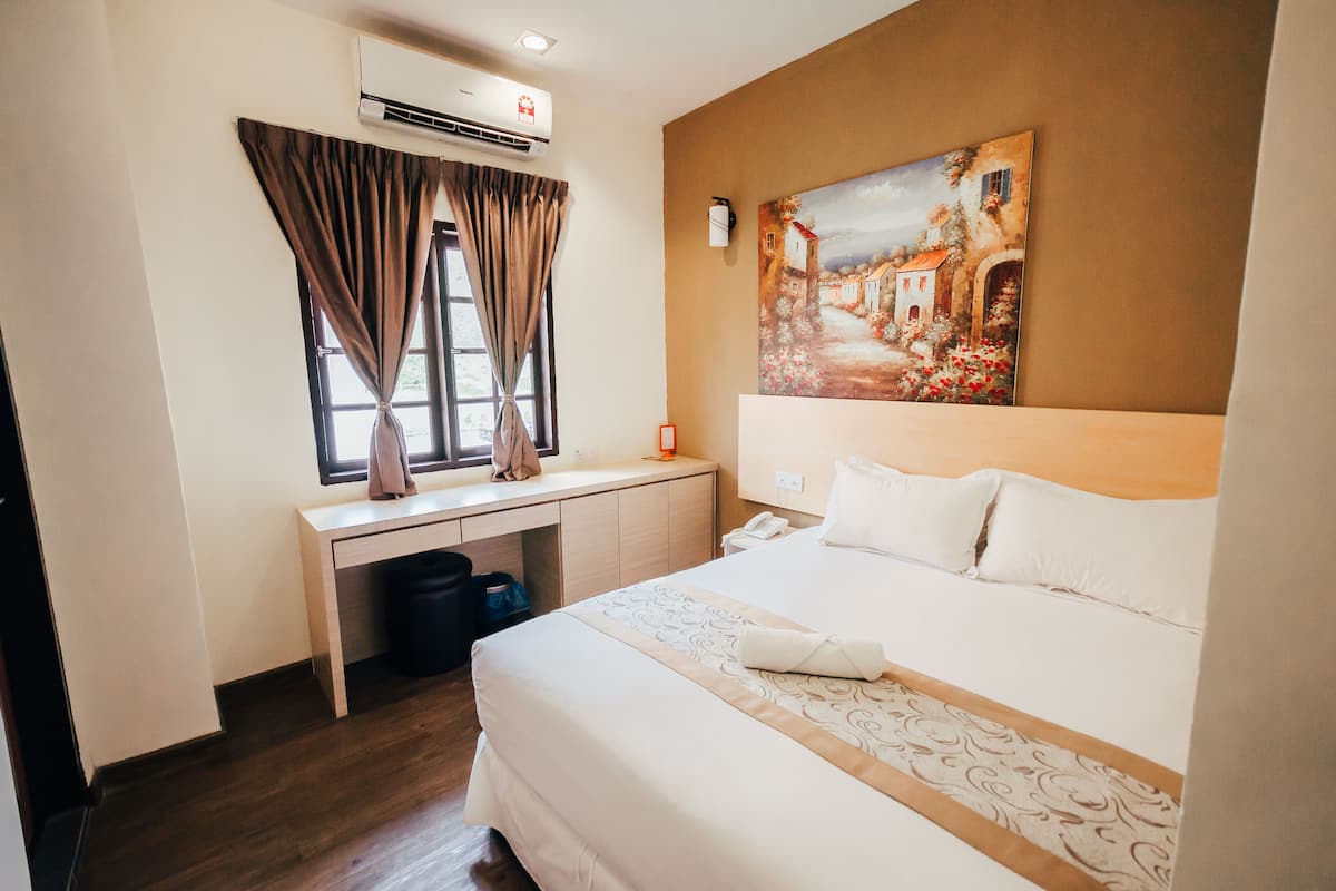 Business Suite with Private Bathroom | Desk, blackout drapes, soundproofing, iron/ironing board