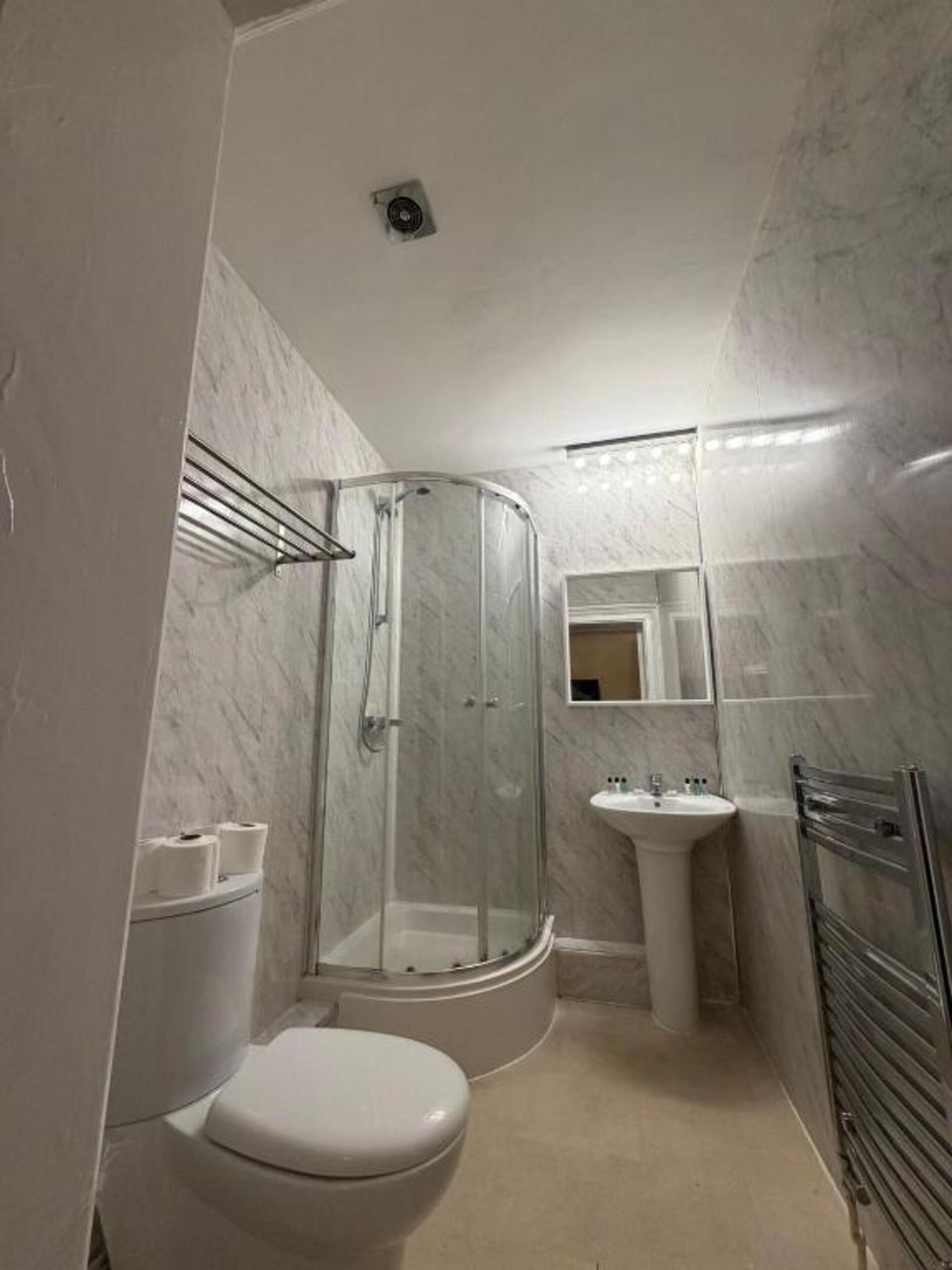 One Bed Room Apartment (4 Guest) | Bathroom | Shower, free toiletries, towels, soap