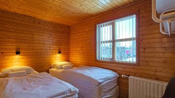 3 bedrooms, desk, laptop workspace, blackout drapes