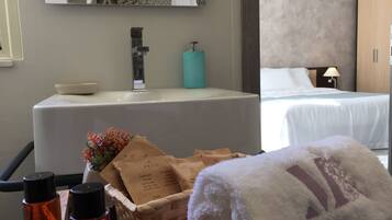 Camera tripla, vista piscina | Bagno | Doccia, set di cortesia gratuito, asciugacapelli, asciugamani