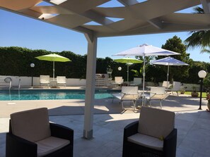 Una piscina al aire libre de temporada