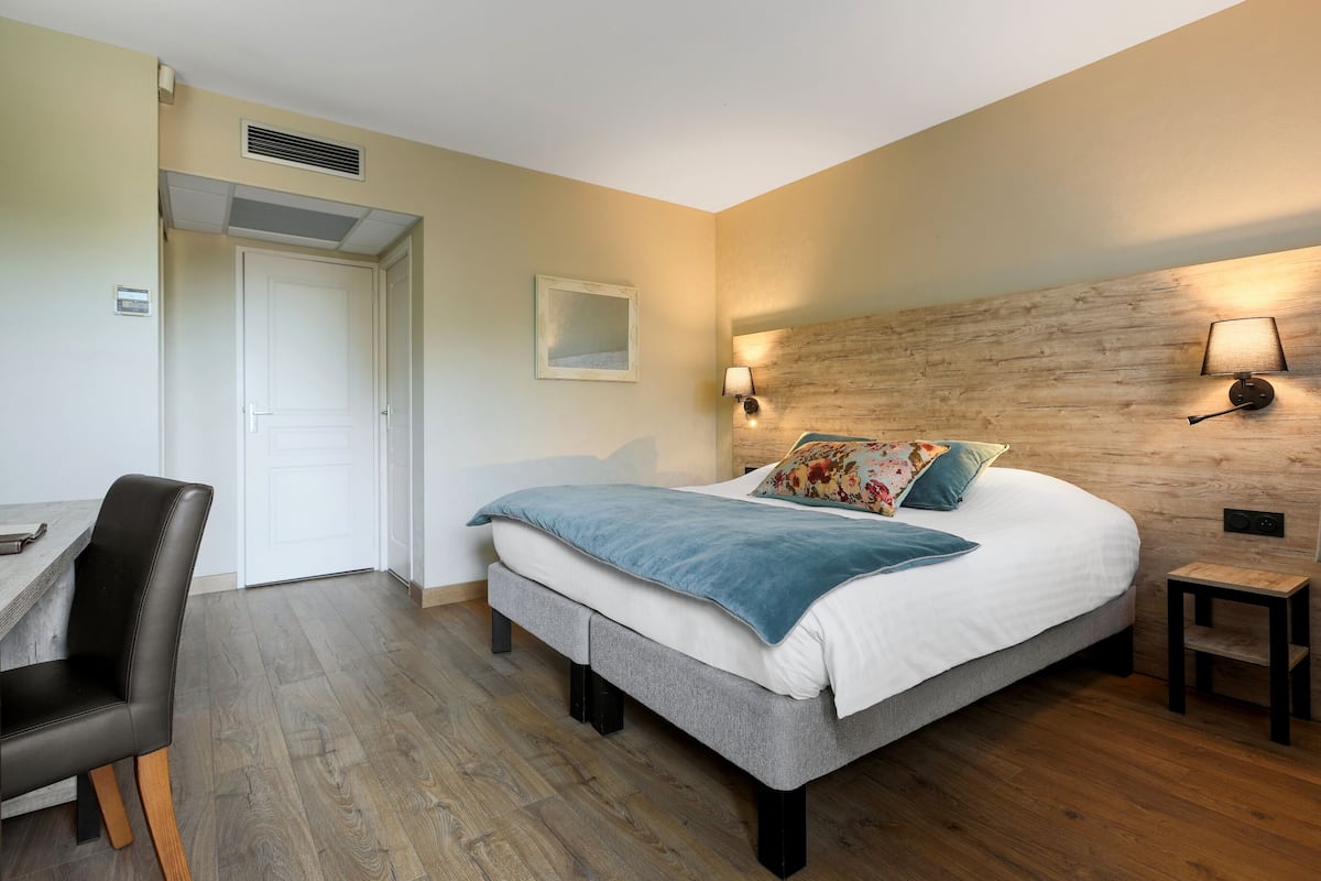 Classic Double Room | Minibar, in-room safe, individually furnished, desk