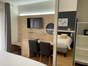 Habitación doble superior | Ropa de cama de alta calidad, camas Select Comfort y minibar