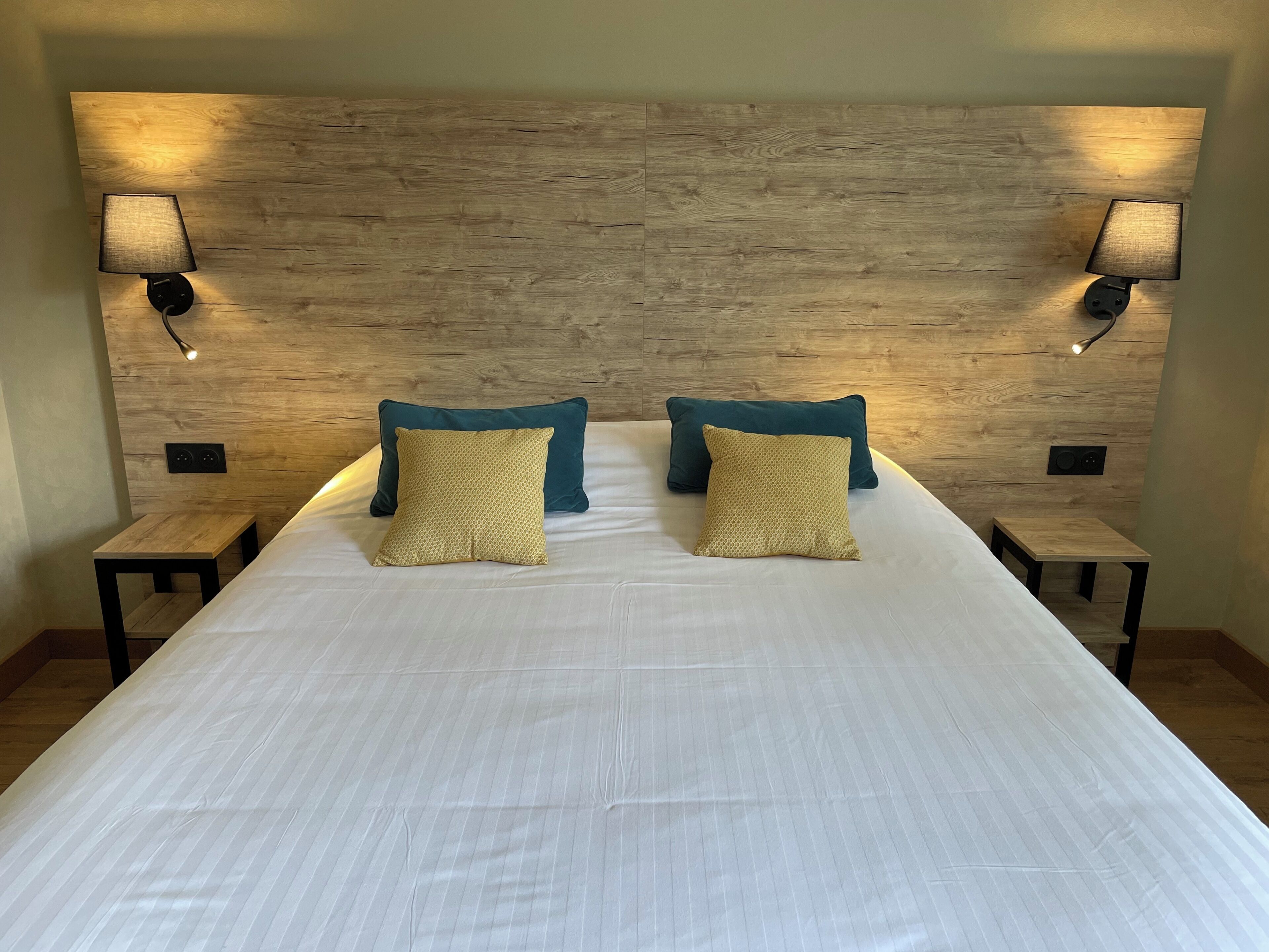 Habitación doble clásica | Minibar, caja de seguridad en la habitación y muebles diferentes 