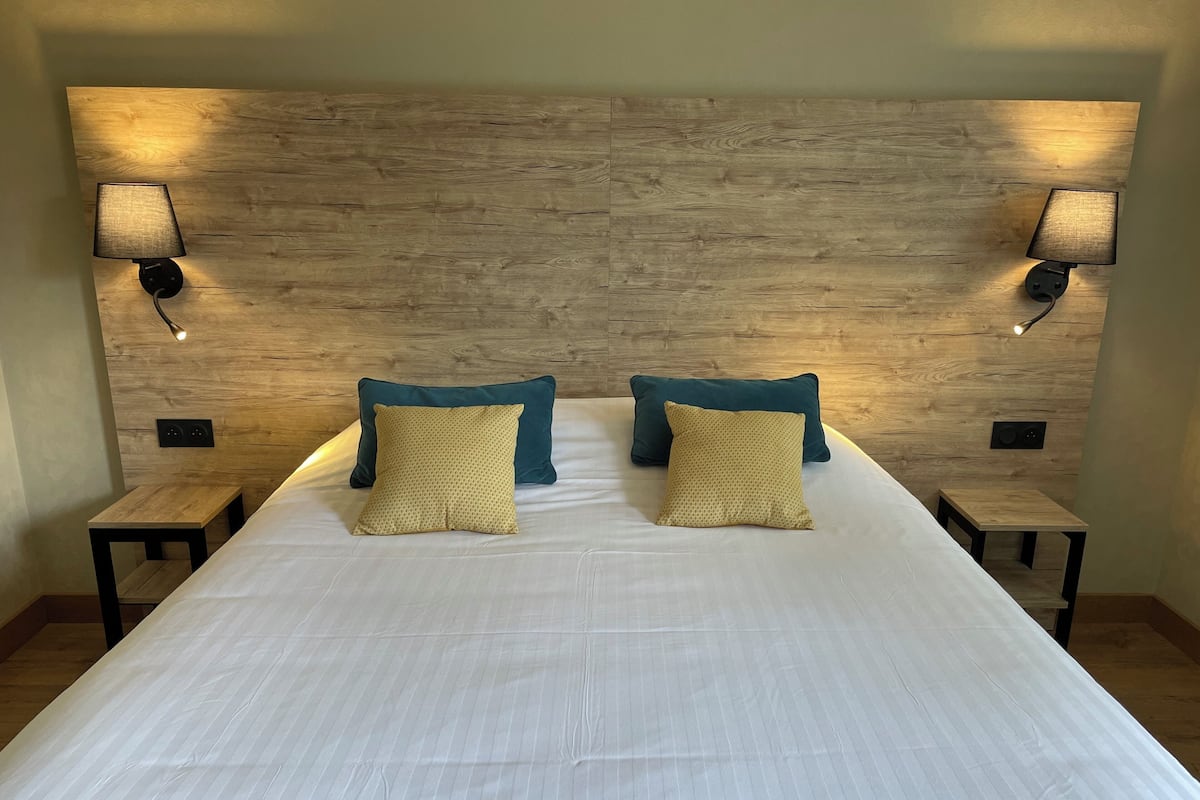 Habitación doble clásica | Minibar, caja de seguridad en la habitación y muebles diferentes