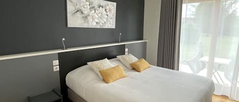 Chambre Double Supérieure, Terrasse | Minibar, coffre-fort, ameublement unique, bureau