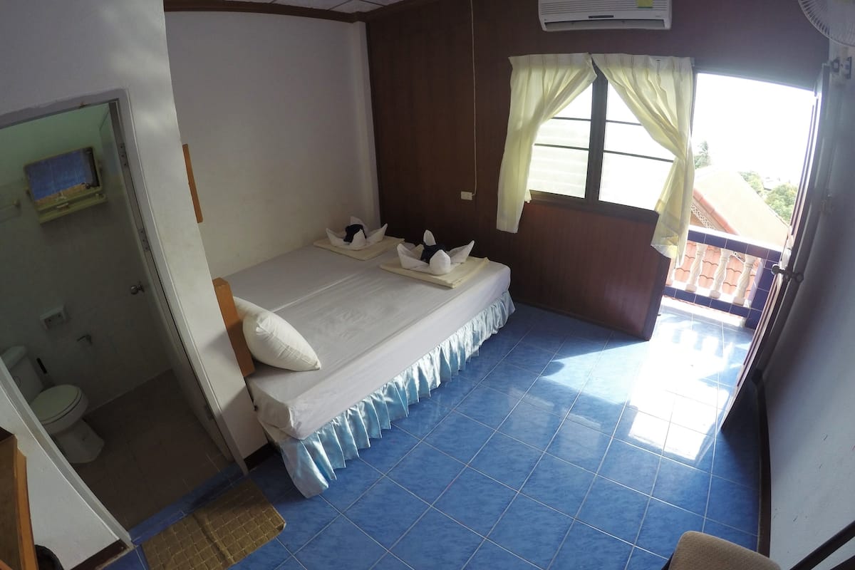 Standard Seaview | Peti besi dalam bilik, meja, langsir/tirai gelap terus, Wi-fi percuma