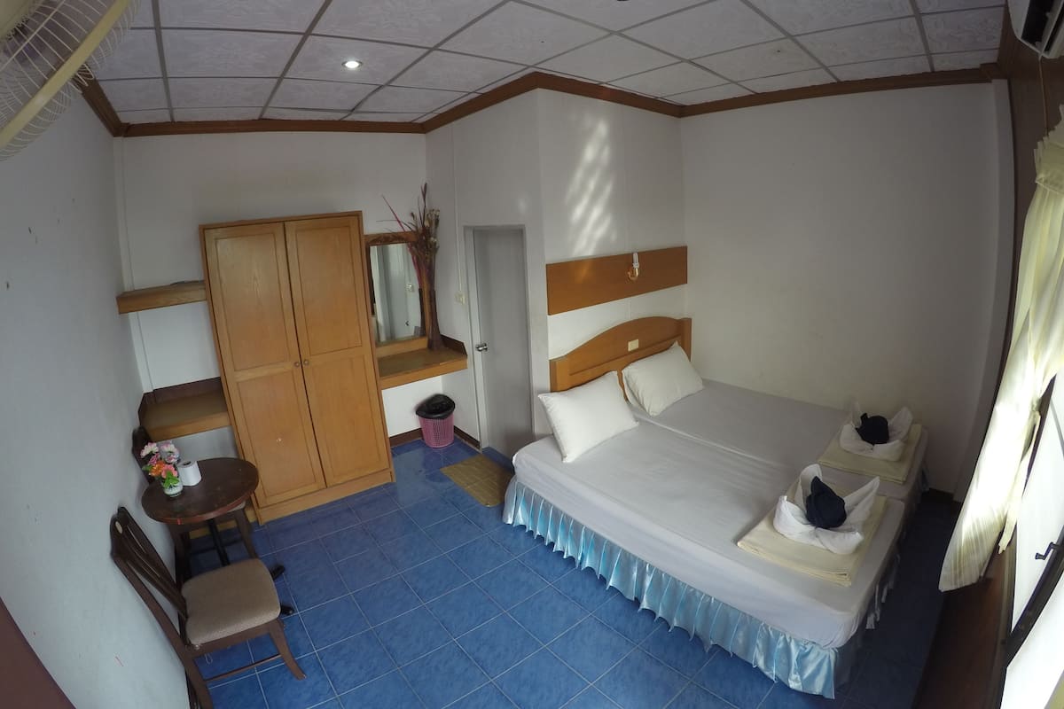 Room | Peti besi dalam bilik, meja, langsir/tirai gelap terus, Wi-fi percuma