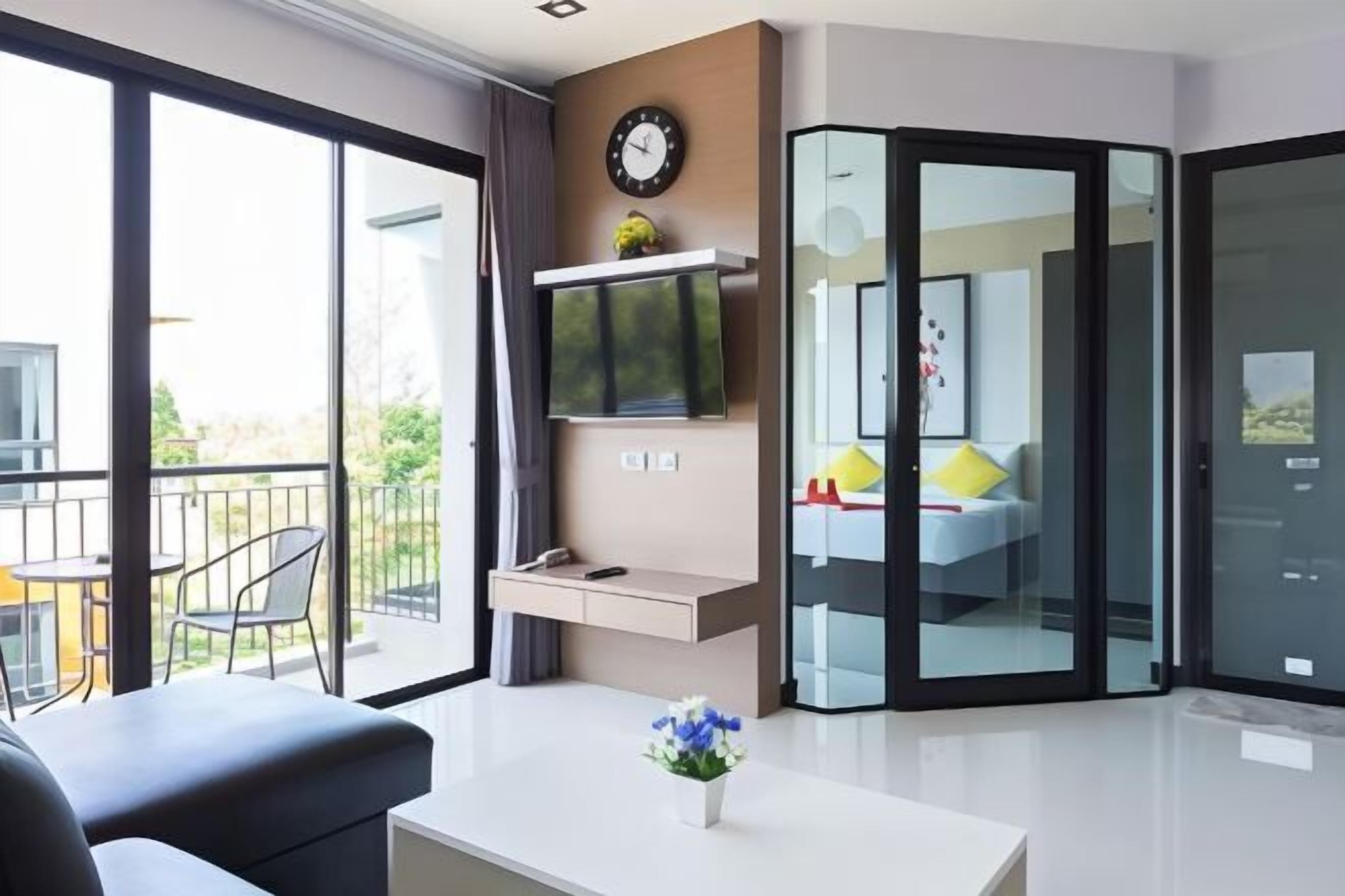 Safe på rommet, skrivebord, blendingsgardiner og wi-fi (inkludert)