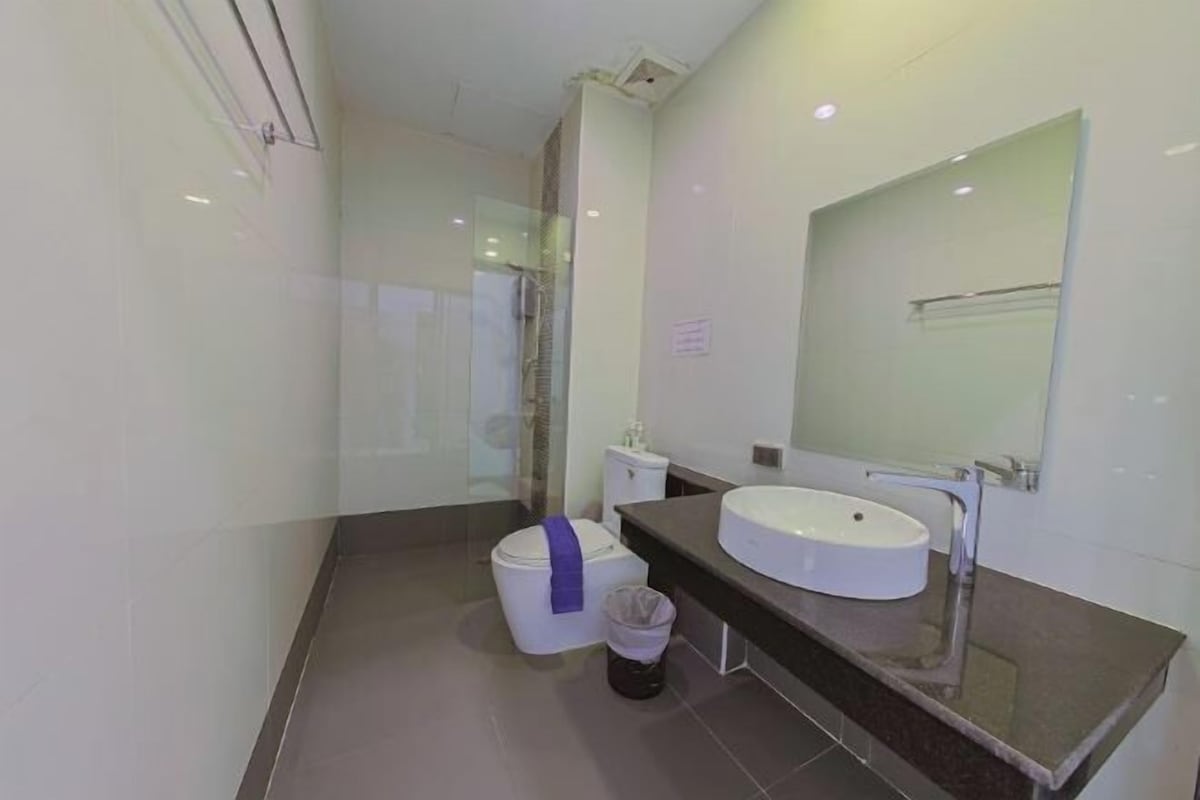 Shower, free toiletries, hair dryer, towels