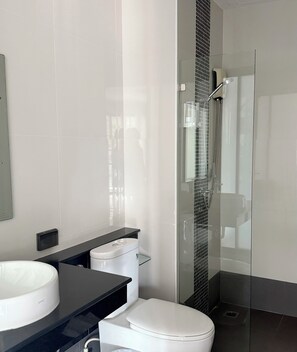 Suíte luxo | Banheiro | Chuveiro, produtos de toalete grátis, secador de cabelo 