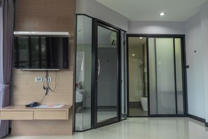 Deluxe Suite | Peti besi dalam bilik, meja, langsir/tirai gelap terus, Wi-fi percuma 