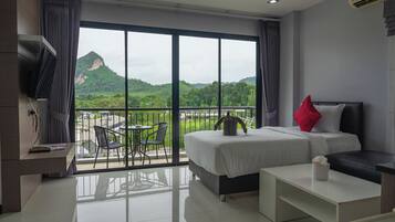 Grand Deluxe Suite | Tallelokero huoneessa, työpöytä, pimennysverhot, ilmainen Wi-Fi