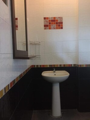Shower, free toiletries, towels - Bor Hin Resort (Ko Pha-ngan)