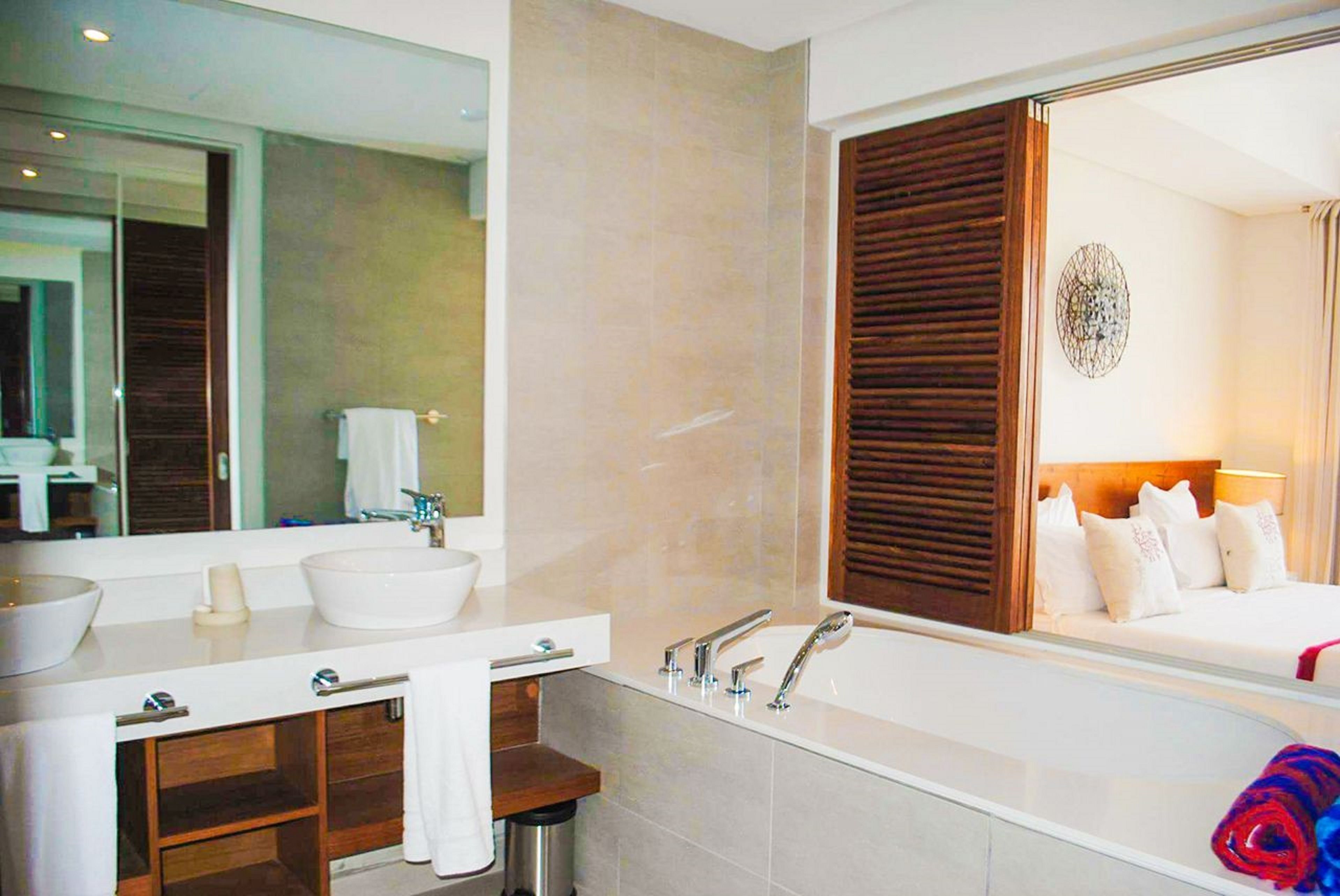 Deep-soaking bathtub