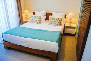 Roupas de cama premium, cofres nos quartos, cortinas blackout