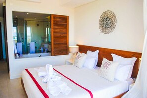 Ropa de cama de alta calidad y caja de seguridad en la habitación 