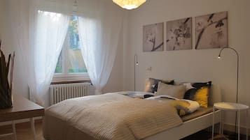 1 kamar tidur, meja kerja, dan setrika/meja setrika