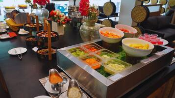 Serveert ontbijt, lunch, diner, internationale gerechten