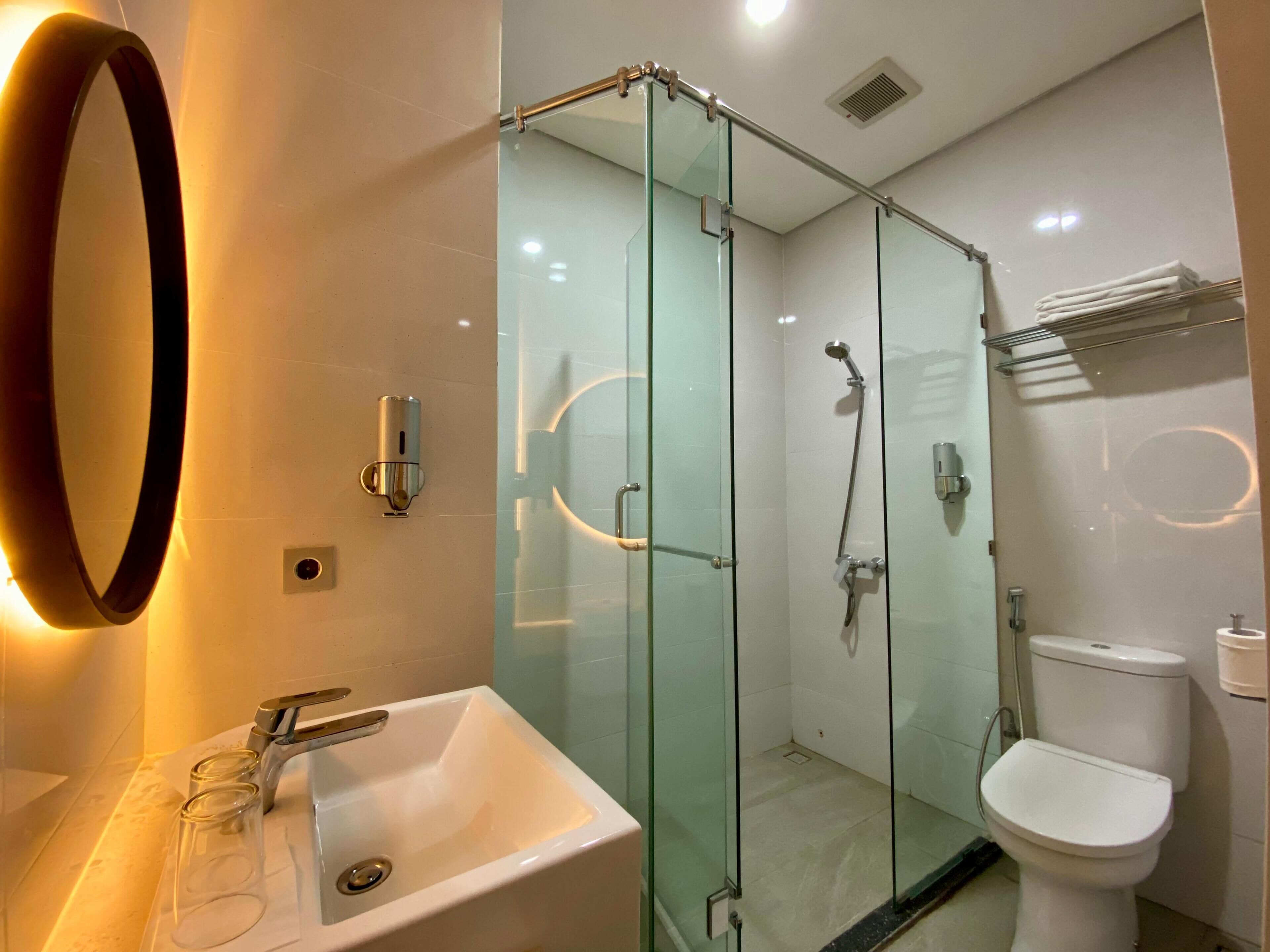 Superior Room | Bathroom | Shower, free toiletries, hair dryer, slippers