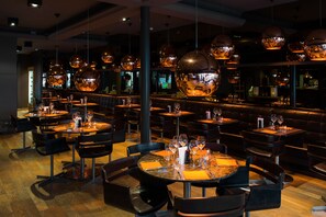 供应午餐和晚餐,地区菜