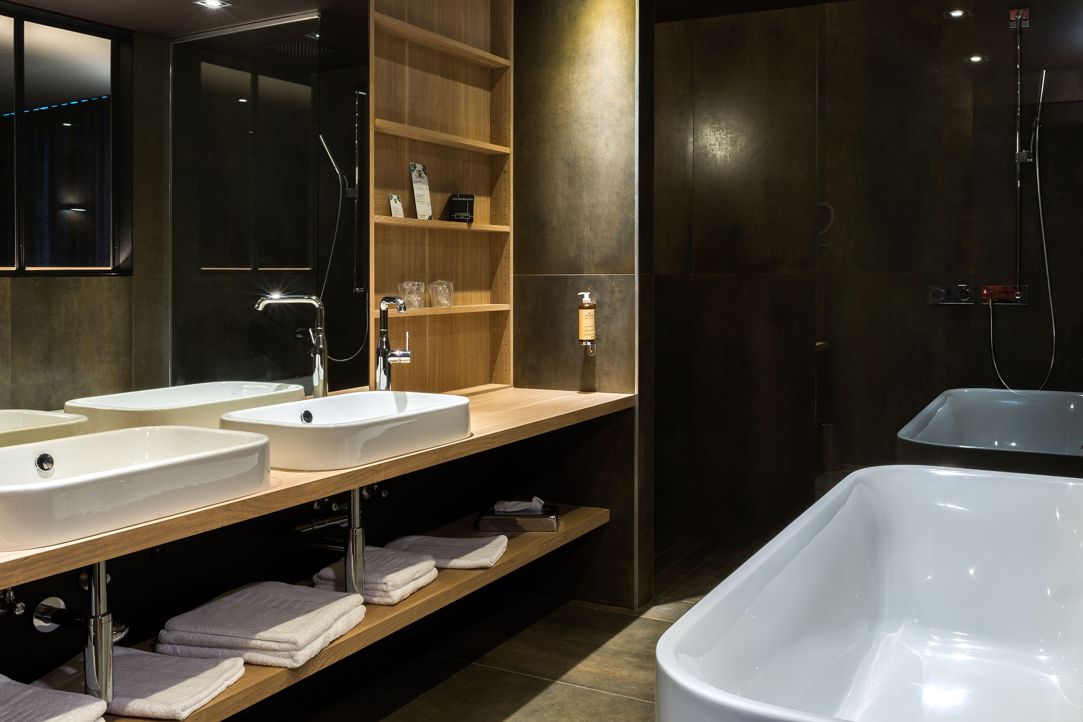 deluxe suite | bathroom | free toiletries, hair dryer, bathrobes, towels