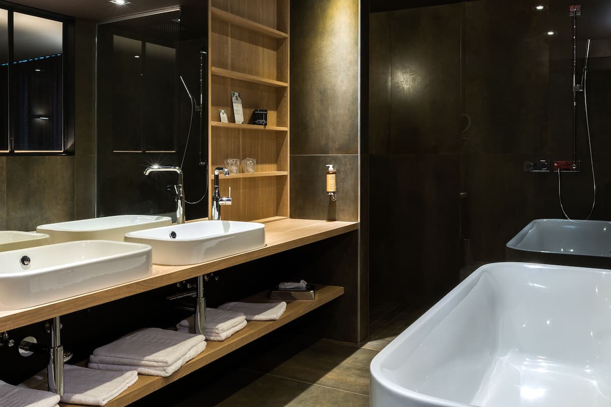 deluxe suite | bathroom | free toiletries, hair dryer, bathrobes, towels