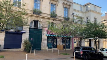Bureau, rideaux occultants, chambres insonorisées, lits bébé (gratuits)