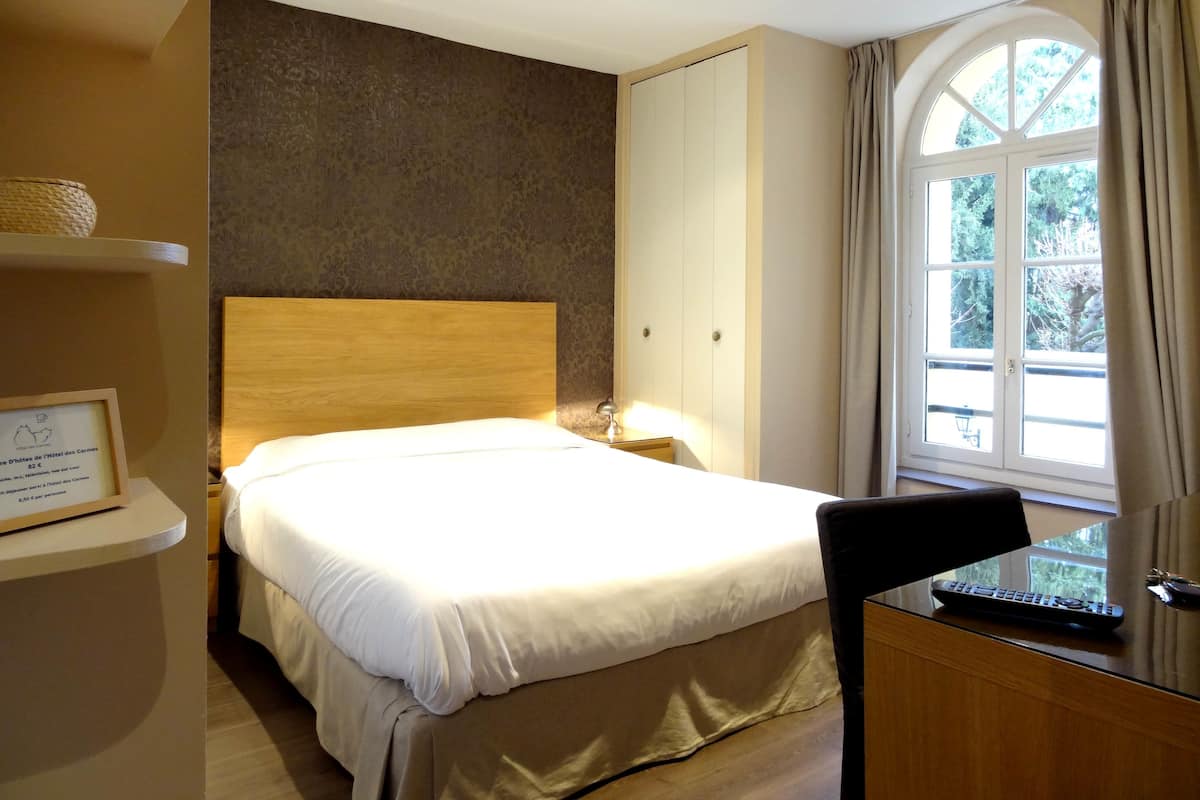 Desk, blackout curtains, soundproofing, free cots/infant beds