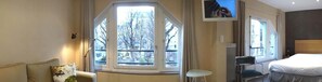 Bureau, rideaux occultants, chambres insonorisées, lits bébé (gratuits)