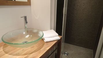 Douche, articles de toilette gratuits, sèche-cheveux