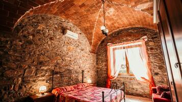 Premium bedding, desk, soundproofing, free cots/infant beds