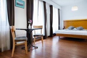 In-room safe, desk, blackout curtains, iron/ironing board - Hotel Bel'Espérance (Geneva)