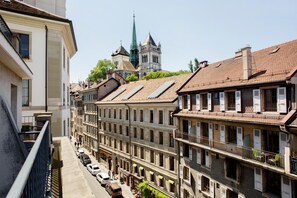 Una fila di edifici europei tradizionali con una chiesa sullo sfondo.