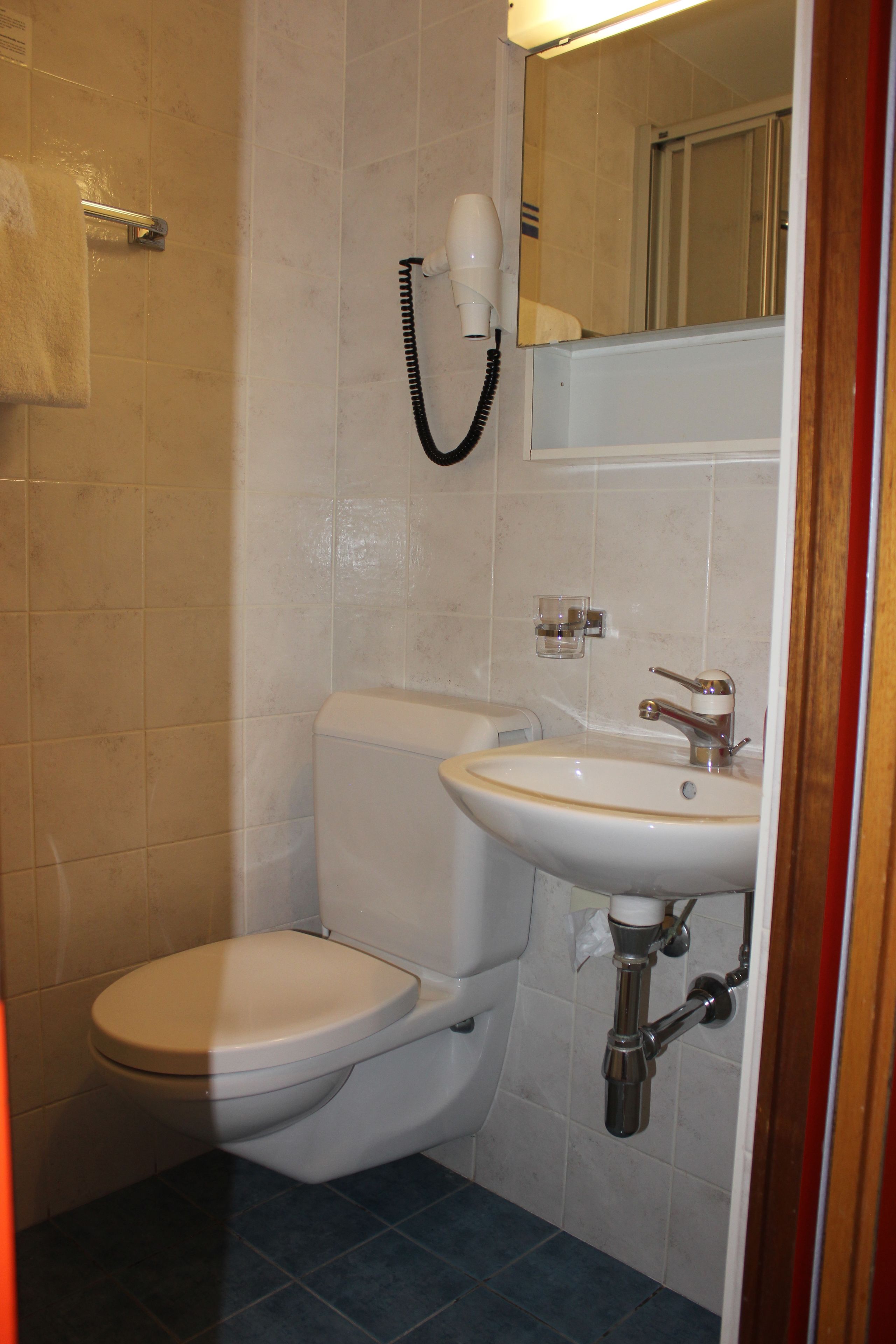 single room | bathroom | free toiletries, hair dryer, towels