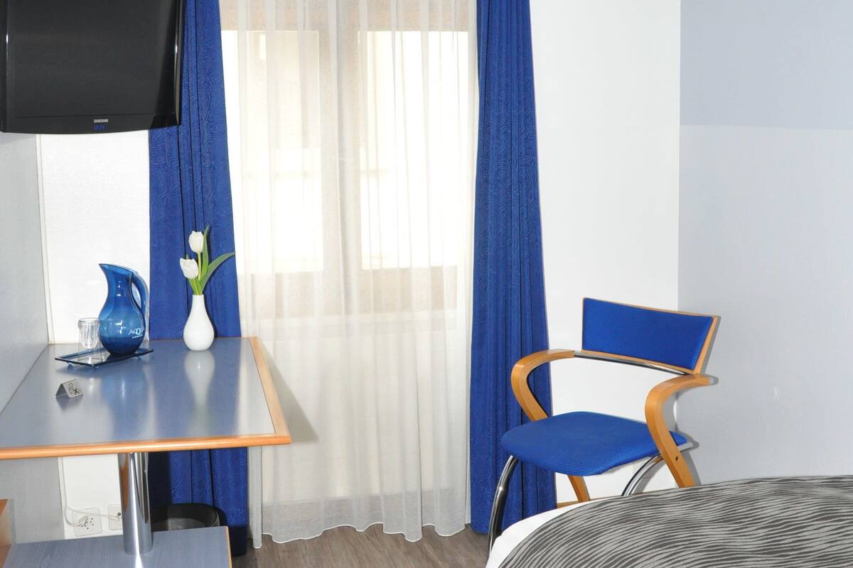 Single Room | In-room safe, desk, blackout drapes, iron/ironing board (on request)