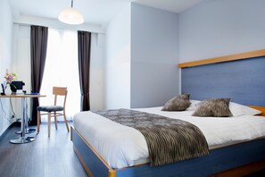 In-room safe, desk, blackout curtains, iron/ironing board - Hotel Bel'Espérance (Geneva)