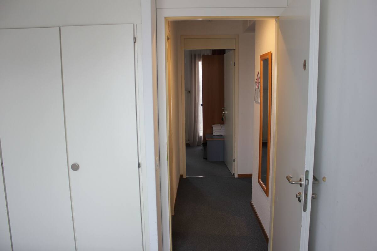 Caja de seguridad en la habitación, escritorio y cortinas blackout