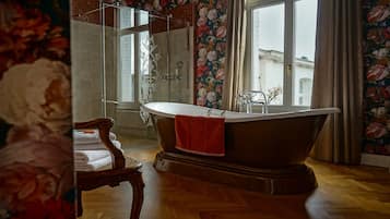 Panoramic Suite, River View | Deep-soaking bathtub
