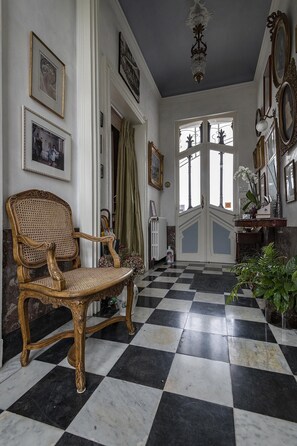 Interior entrance - La Villa Balat (Namur)
