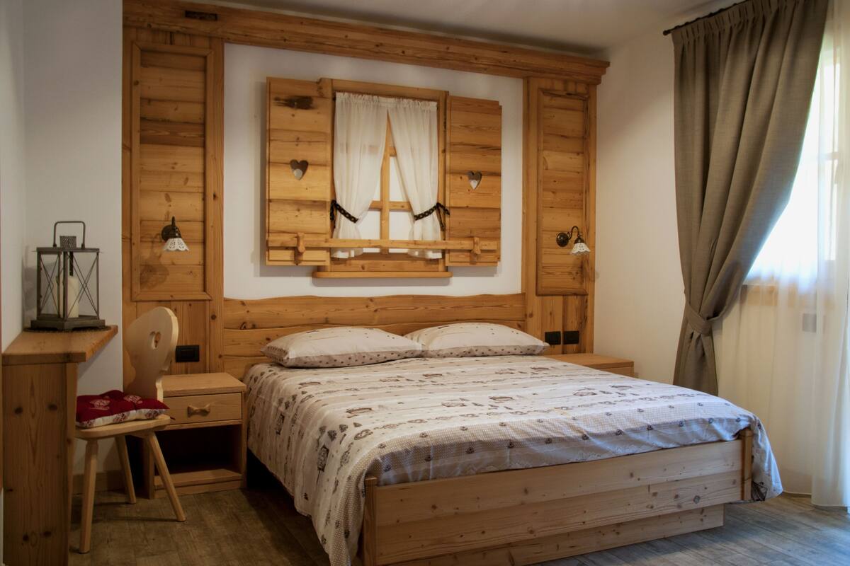 Habitación doble | Escritorio, cunas gratuitas, wifi gratis y ropa de cama