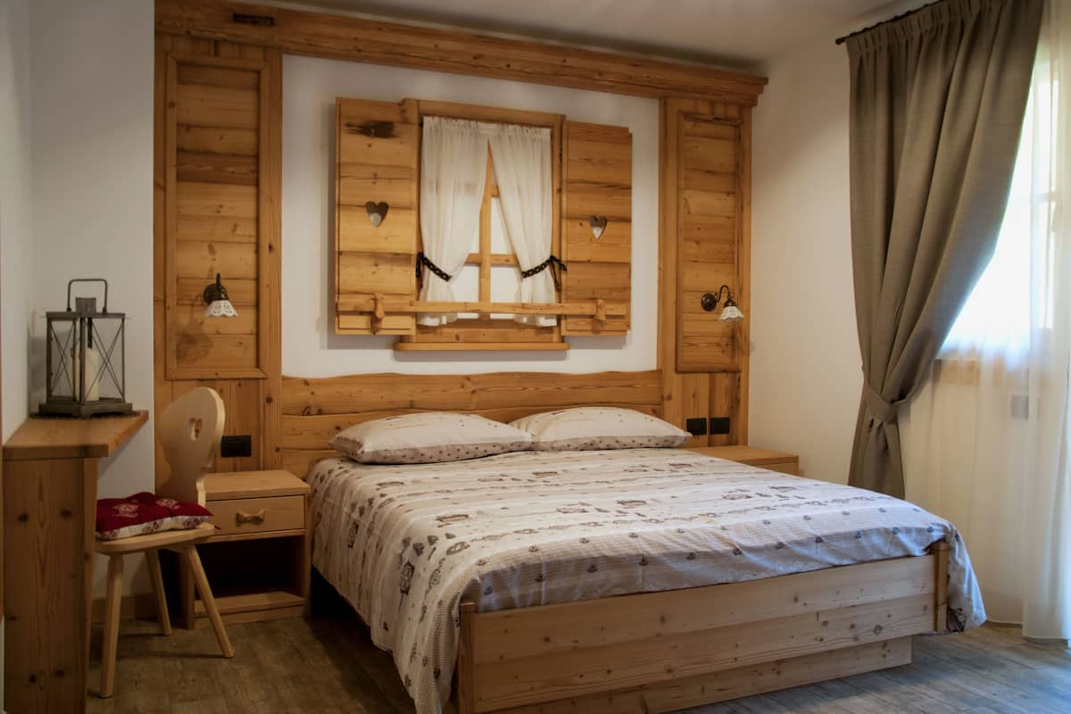 Tweepersoonskamer | Een bureau, gratis babybedden, gratis wifi, beddengoed