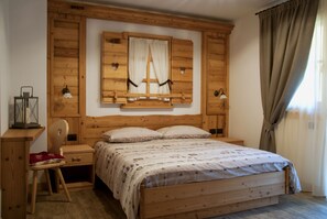 Quarto casal | Escrivaninha, berços grátis, Wi-Fi de cortesia, roupa de cama