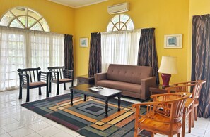 标准平房, 3 间卧室 | 起居区 | 32-英寸液晶电视 （配备卫星频道）、电视