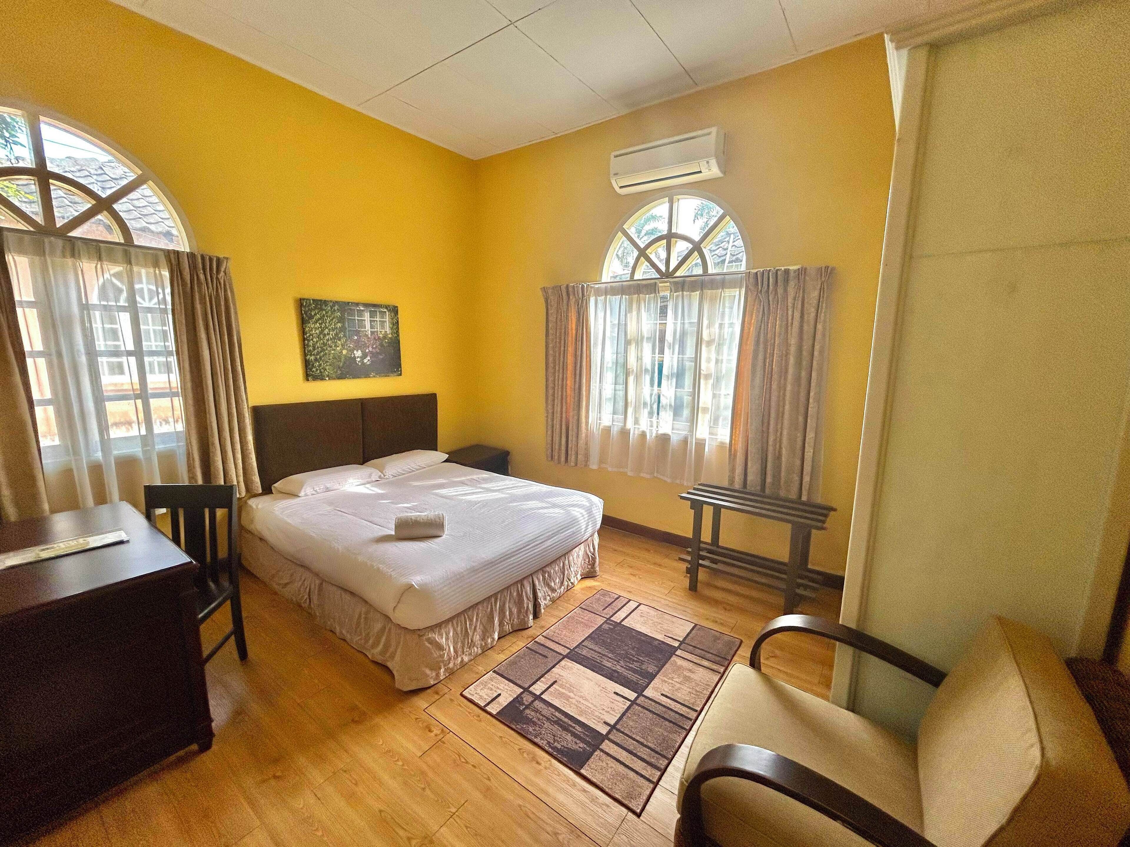 3 bedrooms, desk, laptop workspace, iron/ironing board