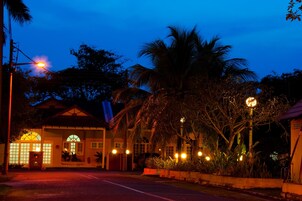 Depan hartanah - siang/malam